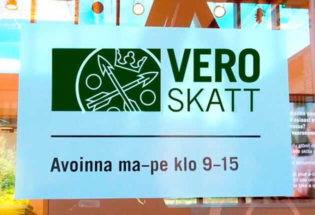Verotoimistoon johtava ovi. Ovessa lukee "Vero Skatt" ja on aukioloajat.