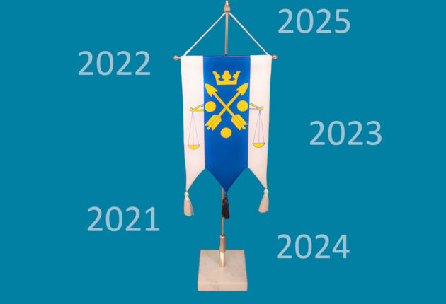 Verovirkailijain Liiton viiri, jonka ympärillä ovat vuosiluvut 2021–2025.