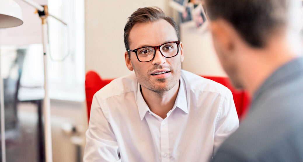 Kaksi henkilöä keskustelee.