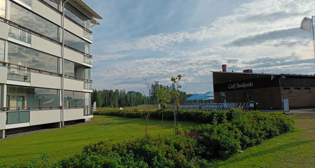 Vierumäki Chalets -lomahuoneistorakennus, jonka vieressä on golf-paviljonki.