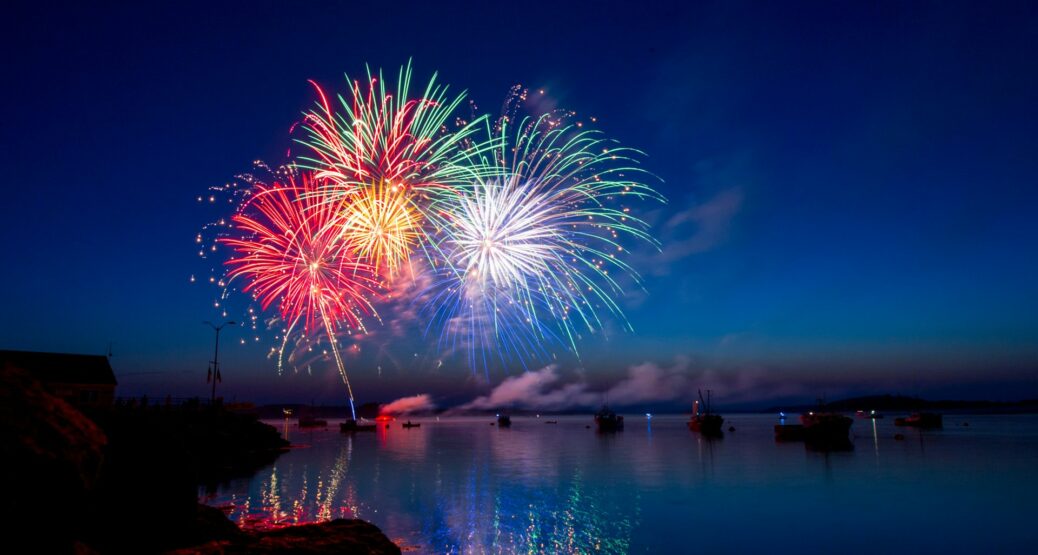 Ilotulitus meren yllä. Kuva: Ray Hennessy/Unsplash.